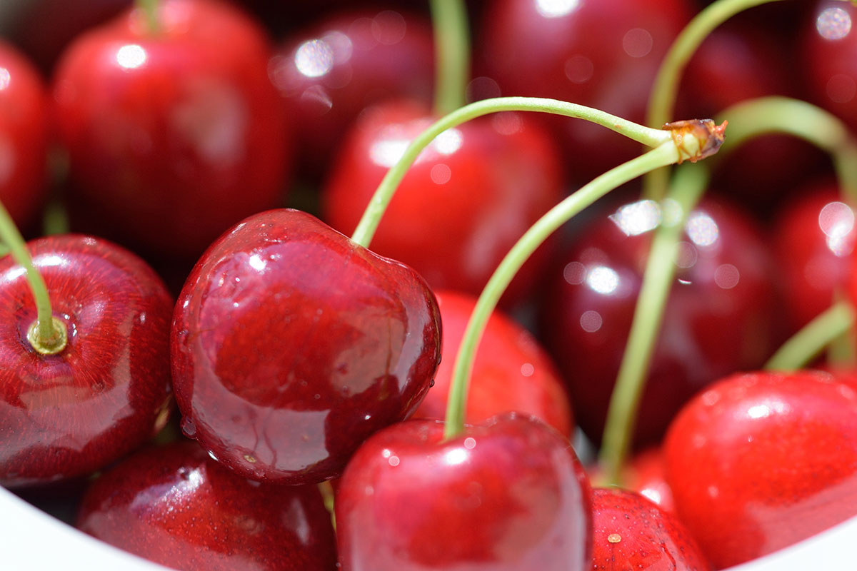 8 Health Benefits of Cherries + Dairy-Free Cherry Smoothie Recipe