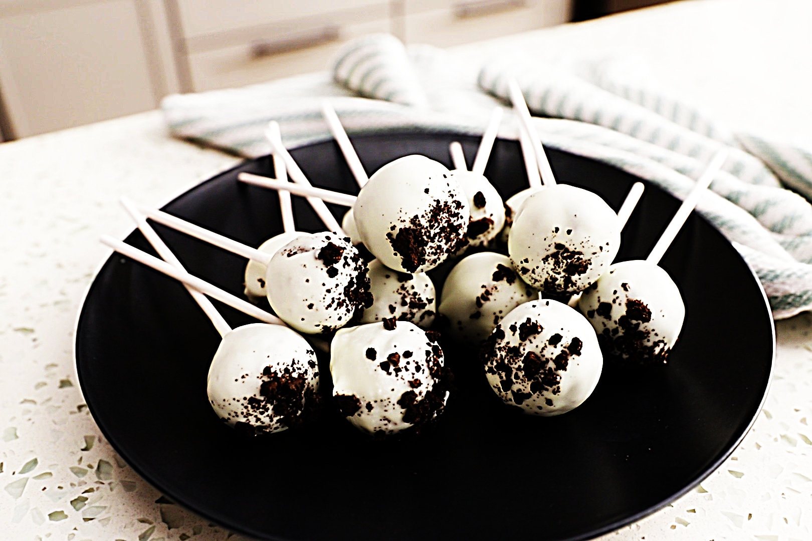 Stupid-Easy Recipe for Cookies and Cream Cake Pops (#1 Top-Rated)