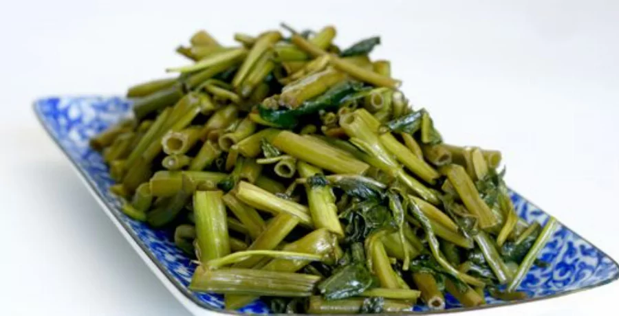 Recipe For Vietnamese Vegetables with Ginger (Rau Muong Xao Gung)