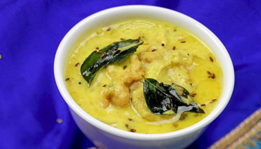 Pakora Curry (Dahi Besan Curry Recipe)