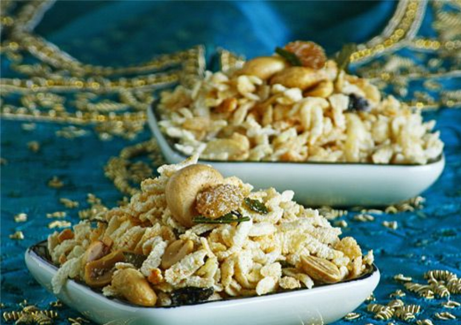 Recipe For South Indian Spicy Nut and Puffed Rice Snack (Chudwa)