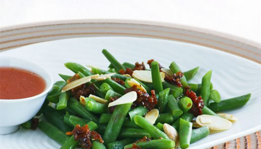 Recipe For Simple Green Bean Salad with Toasted Sliced Almonds and Pomegranate Vinaigrette