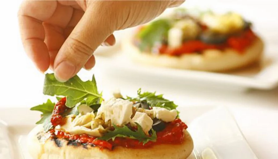 Recipe For Mediterranean Mini Pizza with Cannellini Beans and Roasted Red Bell Pepper Hummus