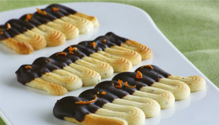 Recipe For Orange-Flavored Spritz Sable Cookies dipped in Dark Chocolate