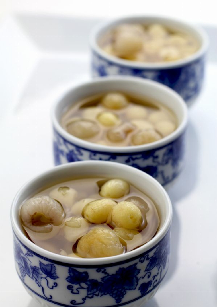 Recipe For Vietnamese Dessert with Lotus Seeds and Longans: Chè Sen Nhãn